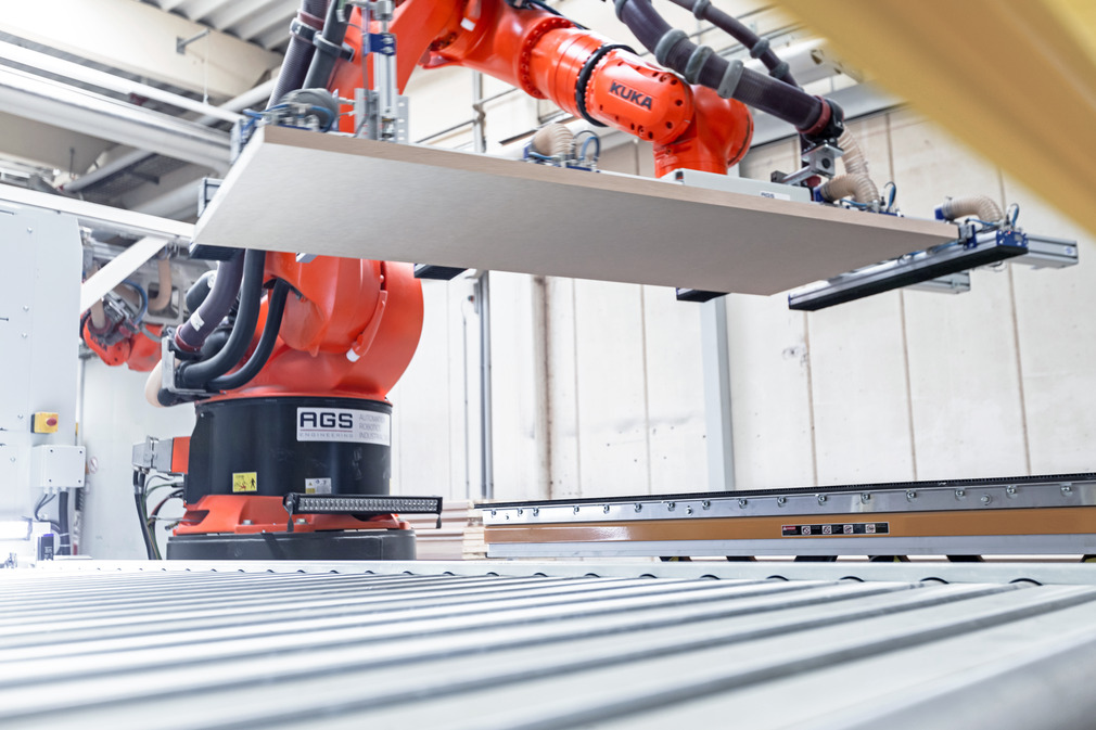The handling solution works fully automatically in conjunction with the KUKA robot.